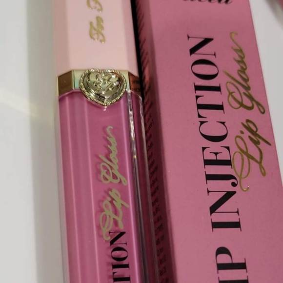 Lip Plumping Gloss in Shade JUST FRIENDS - Picture 2 of 3